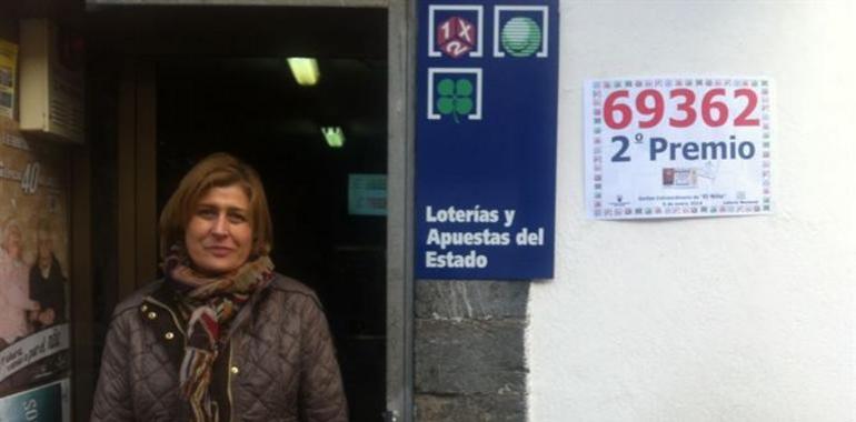 La lotera de Campomanes emocionada tras vender los dos décimos premiados con 75 mil euros
