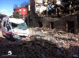 Los vecinos de Figaredo achacan al viento el derrumbe del edificio 