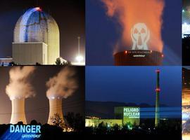 Activistas de Greenpeace realizan proyecciones en todas las centrales nucleares españolas