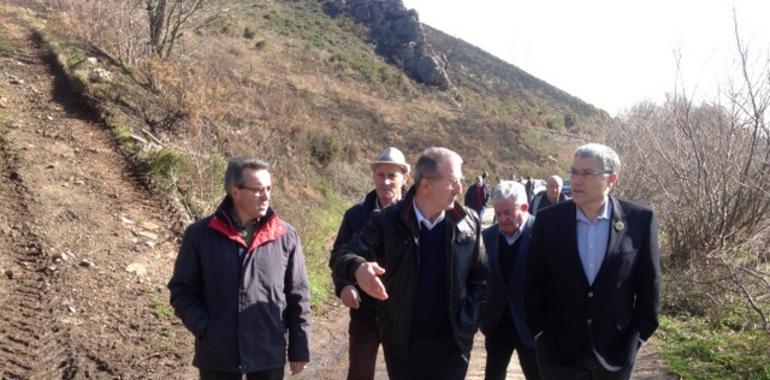 Orviz reclama la reparación de la carretera, a medio hacer, entre El Catañeo y Linares