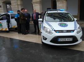 Llosa presenta dos nuevos coches para a la policía municipal de Siero