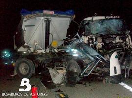 Dos camiones destrozados tras un choque en la A-8, sentido Gijón