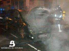 Aparatoso incendio en un turismo en calle Flor del Agua, en Villaviciosa
