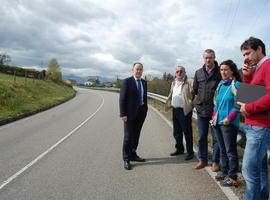 El alcalde de Siero presenta el proyecto de acera en la As-249 entre Areñes y El Coto