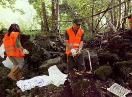 Voluntarios a la \caza\ de residuos en espacios naturales de la mano de Cogersa