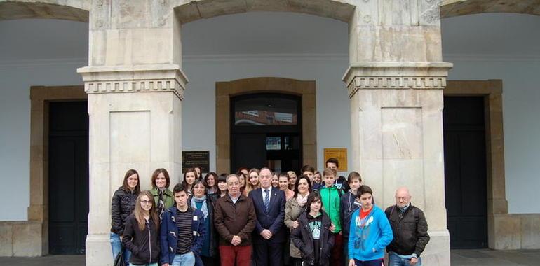 El alcalde de siero recibe a 18 alumnos alemanes del Henfling Gymnasium
