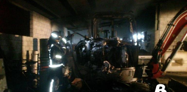 Incendio en una nave industrial en Villaviciosa destruye maquinaria pesada 