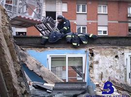 Desalojan un edificio en Corvera tras hundirse parte del tejado