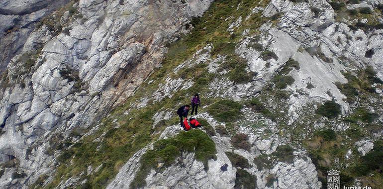 Protección Civil evacua a dos montañeros enriscados en Caín de Valdeón