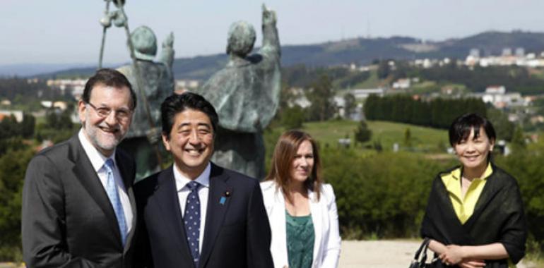 Rajoy recibe en Santiago de Compostela al primer ministro de Japón