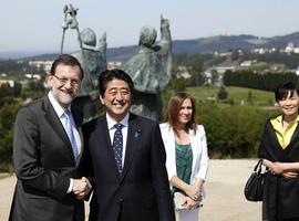 Rajoy recibe en Santiago de Compostela al primer ministro de Japón