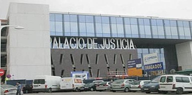 Fiscalía pide 8 años de prisión para un hombre por clavar una navaja a una mujer en Oviedo