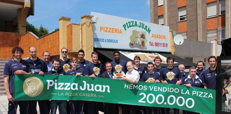 El Oviedo Baloncesto recibe la pizza 200.000 de uno de sus patrocinadores