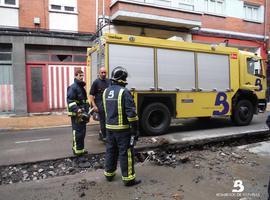 Bomberos de Asturias controla una fuga de gas en Mieres