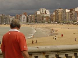 Gijón propone a Costas llevar arena de la zona húmeda de la playa al Tostadero