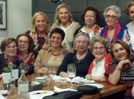        Las "gontrodo" celebraron su encuentro mensual en la casa de comidas Gloria de Oviedo                