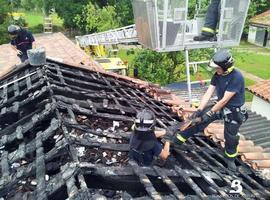 Extinguido el incendio en una vivienda deshabitada en Nava