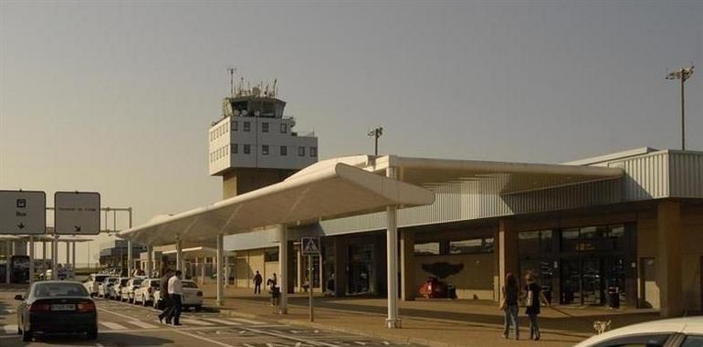Llamazares critica la “venta en saldo” de Aena y su repercusión contra el aeropuerto asturiano