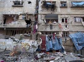 Muerren polo menos 13 persones por un bombardéu israelín sobre un refuxu de la ONU en Gaza
