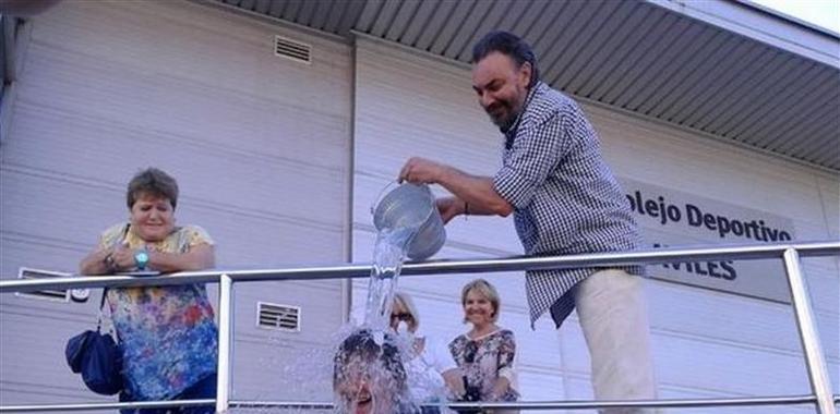 La alcaldesa de Avilés se ducha de #Ice #Bucket #Challenge y reta a la corporación a mojarse