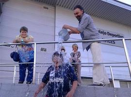 La alcaldesa de Avilés se ducha de #Ice #Bucket #Challenge y reta a la corporación a mojarse