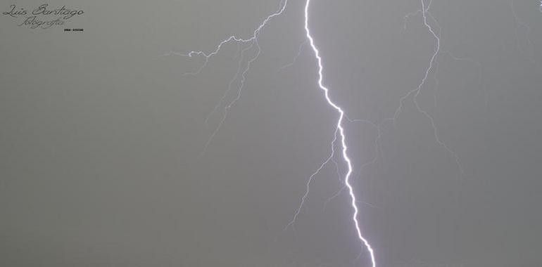 Una tormenta con gran aparato eléctrico sobre Gijón