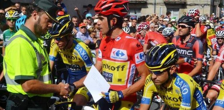 Contador dona los premios de la 16ª etapa de @lavuelta a la viuda del guardia civil fallecido