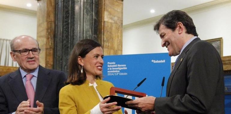Fernández recuerda el castigo a la industria asturiana por Rajoy en el Premio Sabadell-Herrero