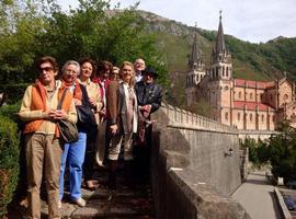 La Cofradía Doña Gontrodo cumple visita a Covadonga