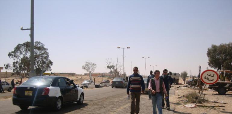 Cientos de libios de la etnia bereber huyen del conflicto y llegan a Túnez