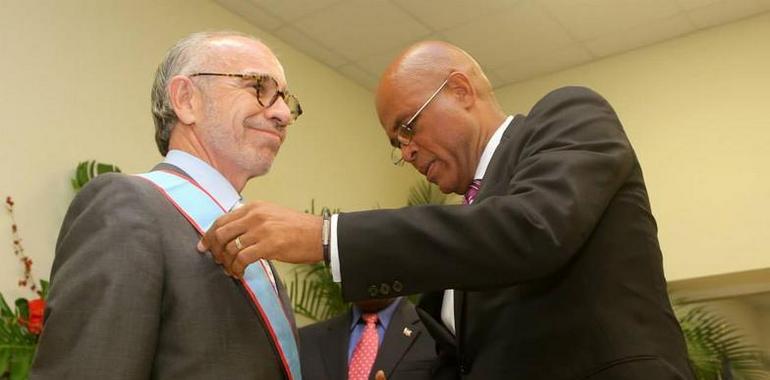 Martelly condecora al embajador de España en Haití