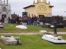 Miles de visitas a los cementerios asturianos para recordar a los difuntos