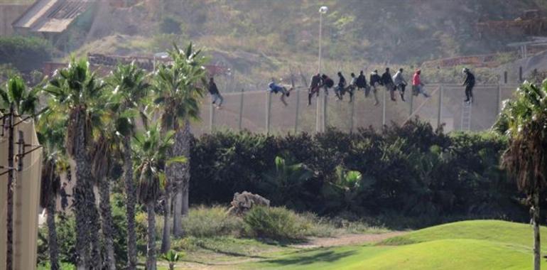 Unos 200 inmigrantes intenten entrar en Melilla nun nuevu saltu a la valla