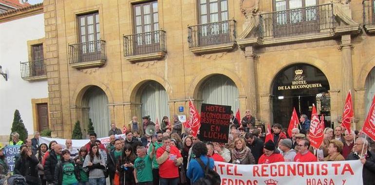 Concentración ante el Hotel Reconquista por la readmisión de los despedidos