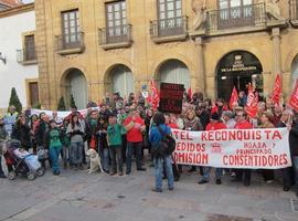 Concentración ante el Hotel Reconquista por la readmisión de los despedidos