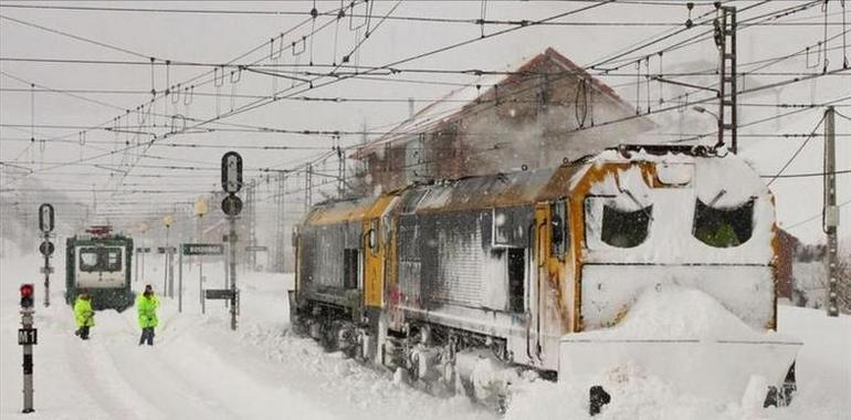 Asturias sigue incomunicada por ferrocarril con la meseta a causa de la nieve