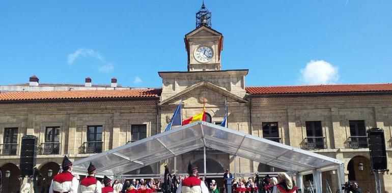 El multicolor desfile de El Bollu recuerda que De Asturias la mejor flor, es la villa de Avilés