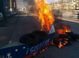 Una barricada con fuego, nueva protesta de los prejubilados de Naval Gijón
