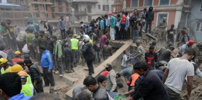 Ya son más de 2.400 los muertos tras el terremoto y las réplicas en Nepal e India