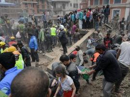 Ya son más de 2.400 los muertos tras el terremoto y las réplicas en Nepal e India