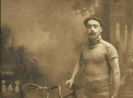 Homenaje del ciclismo asturiano a la familia De La Cuesta 