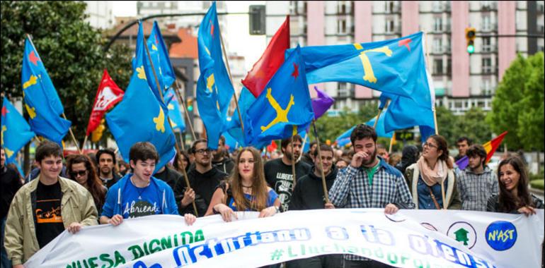 Una concurrida manifestación de minoritarios recorre Gijón contra el paro y la corrupción