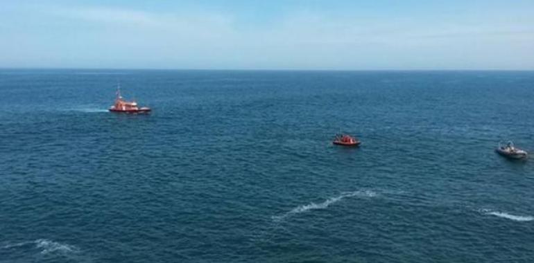 Rescatan al único tripulante de un velero francés que se hundió frente a Gijón