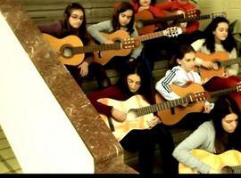 Un videoclip de profesores y alumnos festeja los 18 años de las Aulas Corales y Rondallas de Oviedo
