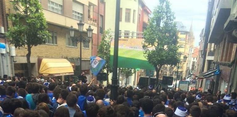 Locura azul en la capital asturiana tras el ascenso del Real Oviedo