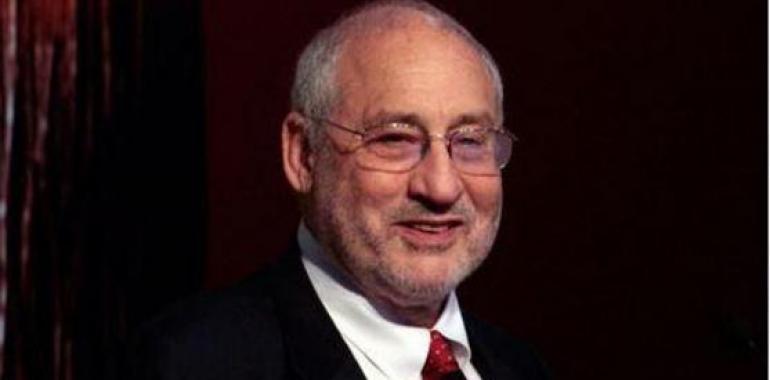 Nobel Joseph Stiglitz critica el manejo internacional de deudas como la de Grecia