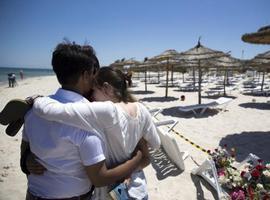 Miles de turistas abandonan Túnez tras el sangriento atentado islamista