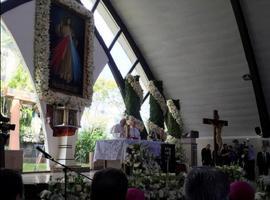 "Por favor recen por mí ", pide Francisco desde el altar del Santuario de la Divina Misericordia  
