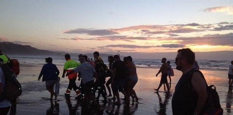 Fallece una mujer, de los tres bañistas rescatados ayer en la playa de Salinas