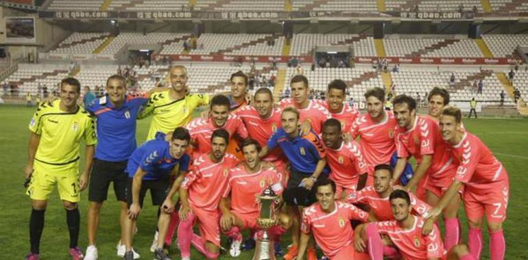 El Real Oviedo vuelve a casa con el Trofeo de Vallecas